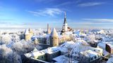 Schneebedeckte Dächer von Tallinn, Estland