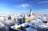 Schneebedeckte Dächer von Tallinn, Estland