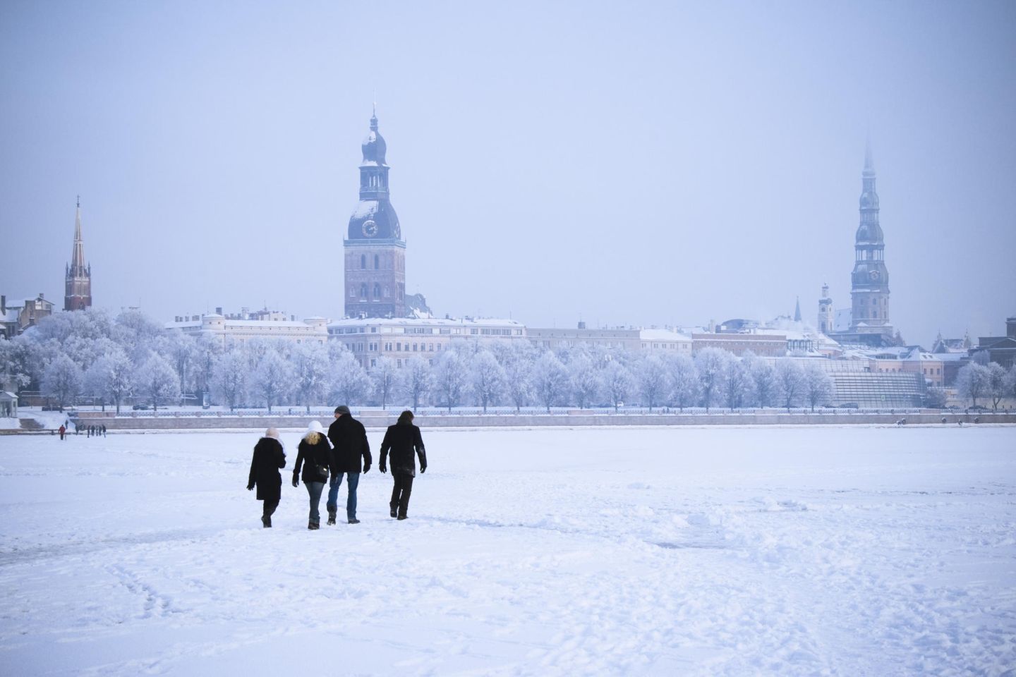 Gefrorener Fluss Daugava in Riga