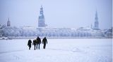 Gefrorener Fluss Daugava in Riga