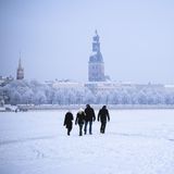 Gefrorener Fluss Daugava in Riga