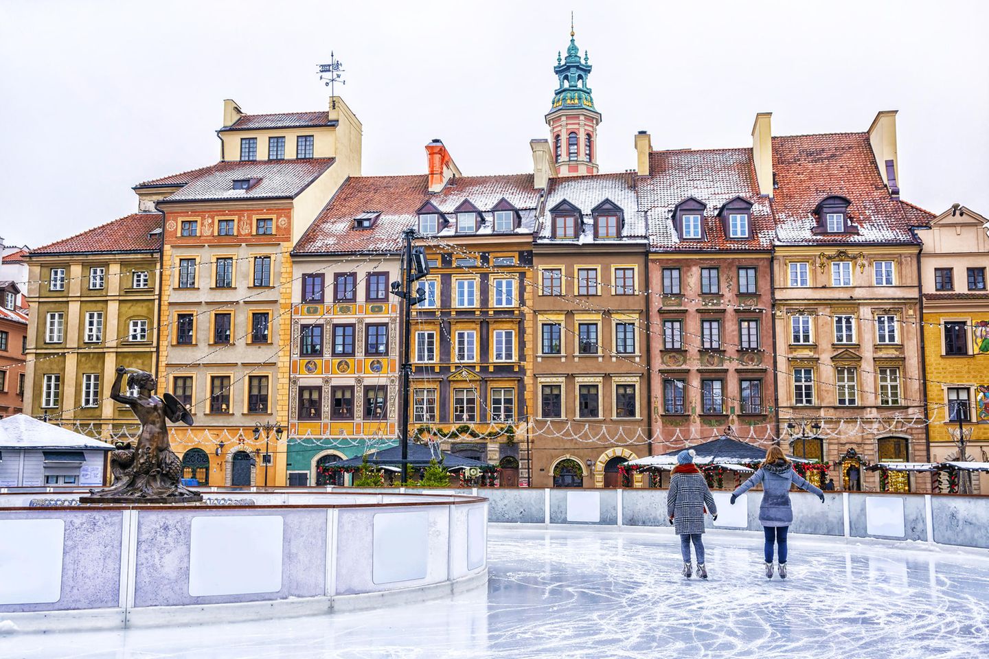 Zwei Schlittschuhläuferinnen in Warschau, Polen