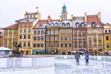 Zwei Schlittschuhläuferinnen in Warschau, Polen