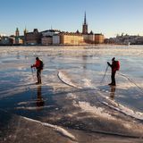 Menschen auf Schlittschuhen fahren durch Stockholm
