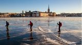 Menschen auf Schlittschuhen fahren durch Stockholm
