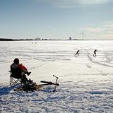 Gefrorener Fluss Oulujoki in Oulu