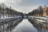 Blick auf einen Kanal in Gävle im Winter