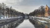 Blick auf einen Kanal in Gävle im Winter
