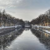 Blick auf einen Kanal in Gävle im Winter