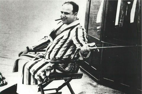 In einer Zeit, da Millionen Amerikaner durch die Weltwirtschaftskrise ihre Arbeit verlieren, zelebriert Capone den Lebensstil eines Filmstars. Dieses Foto zeigt ihn 1930 beim Angeln auf seiner Yacht