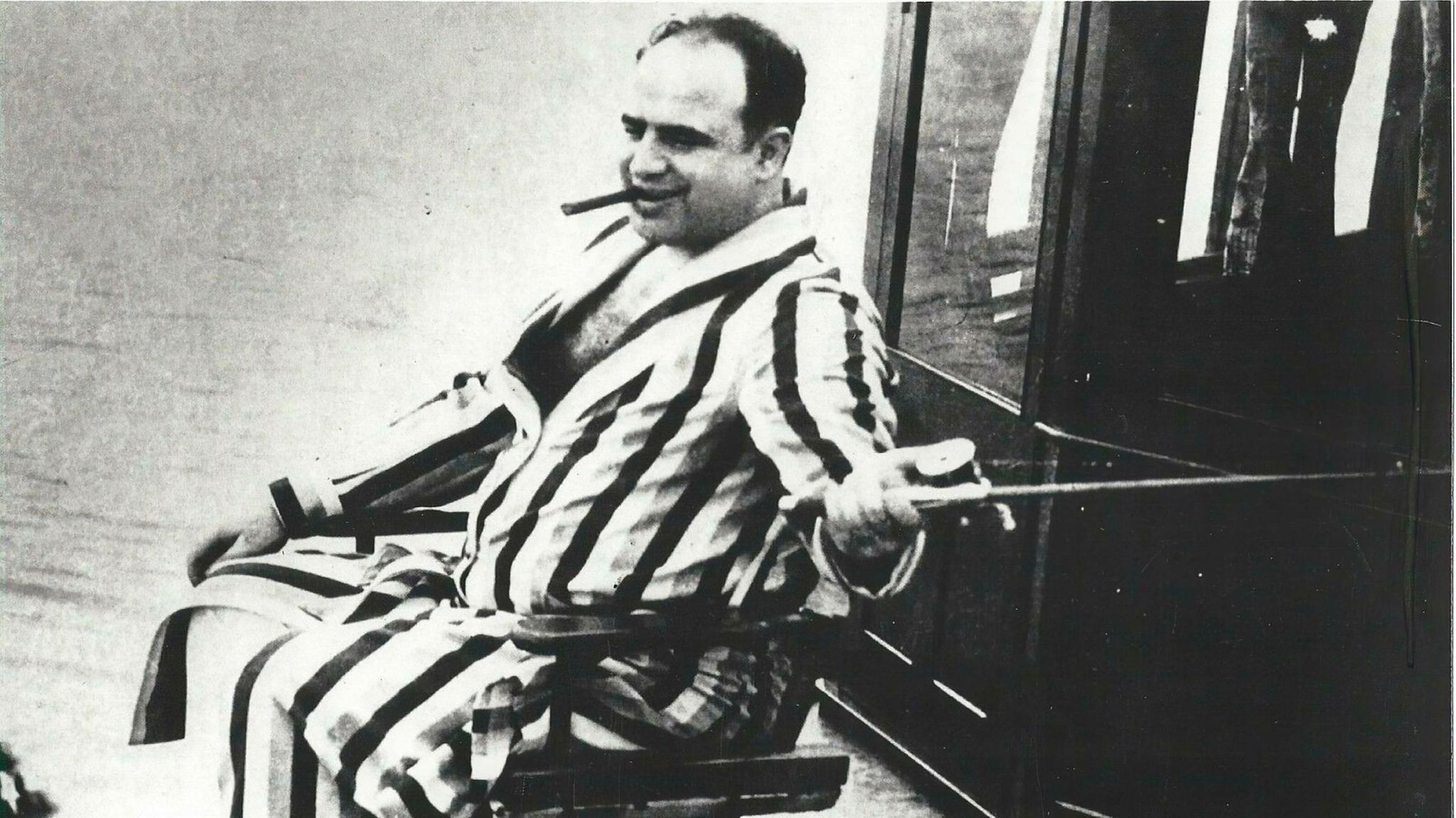 In einer Zeit, da Millionen Amerikaner durch die Weltwirtschaftskrise ihre Arbeit verlieren, zelebriert Capone den Lebensstil eines Filmstars. Dieses Foto zeigt ihn 1930 beim Angeln auf seiner Yacht