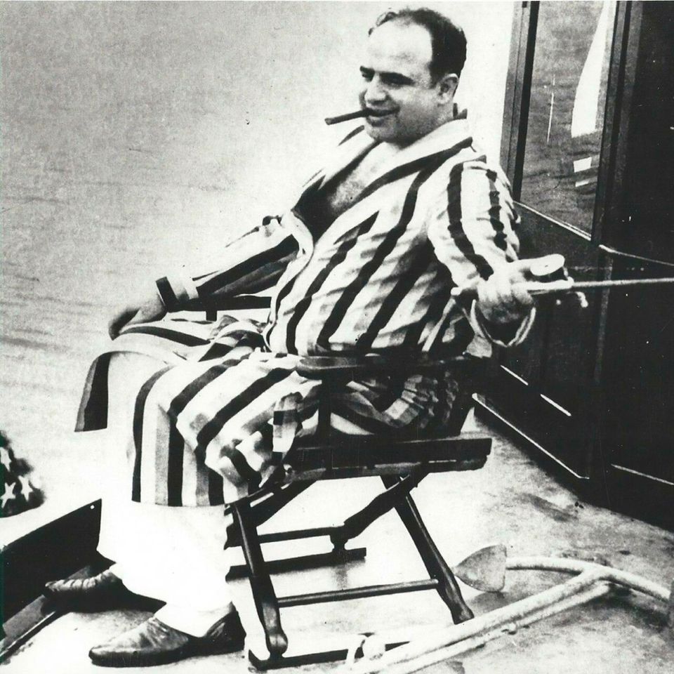 In einer Zeit, da Millionen Amerikaner durch die Weltwirtschaftskrise ihre Arbeit verlieren, zelebriert Capone den Lebensstil eines Filmstars. Dieses Foto zeigt ihn 1930 beim Angeln auf seiner Yacht