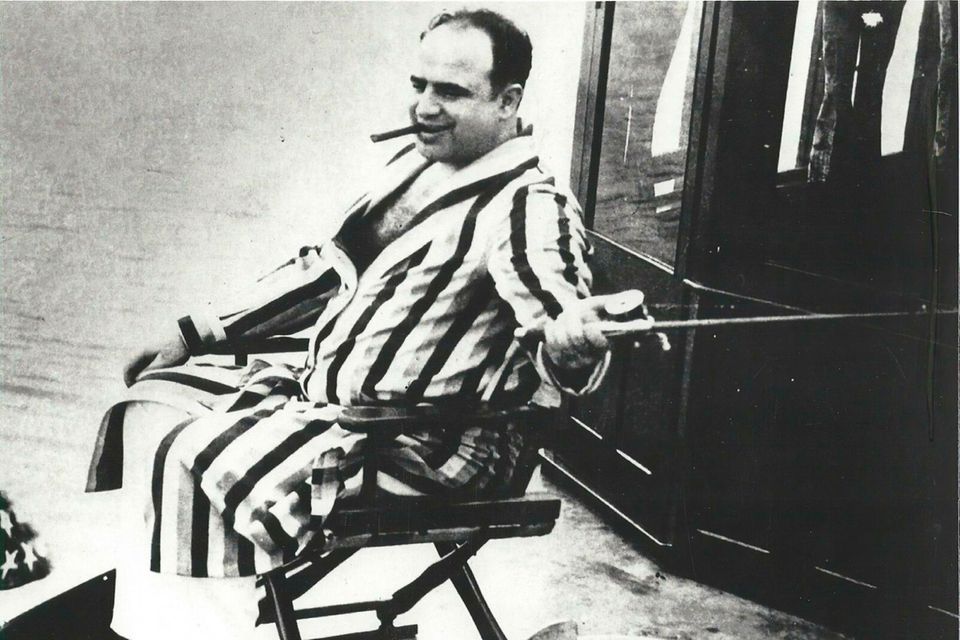 In einer Zeit, da Millionen Amerikaner durch die Weltwirtschaftskrise ihre Arbeit verlieren, zelebriert Capone den Lebensstil eines Filmstars. Dieses Foto zeigt ihn 1930 beim Angeln auf seiner Yacht 1.2488