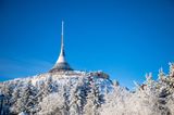 Fernsehturm Jested bei Liberec im Schnee, Tschechien