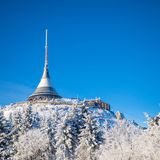 Fernsehturm Jested bei Liberec im Schnee, Tschechien
