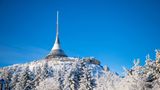 Fernsehturm Jested bei Liberec im Schnee, Tschechien