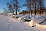 Verschneites Lahti in Finnland mit Kanus am See