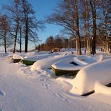Verschneites Lahti in Finnland mit Kanus am See
