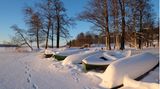 Verschneites Lahti in Finnland mit Kanus am See