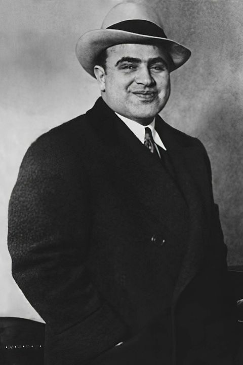 Sein Stil bestimmt maßgeblich die Mode der Roaring Twenties mit. Jeder will so elegant und mächtig wirken wie Al Capone. Beinah schon sein Markenzeichen: Hut und ein Mantel-Zweireiher 