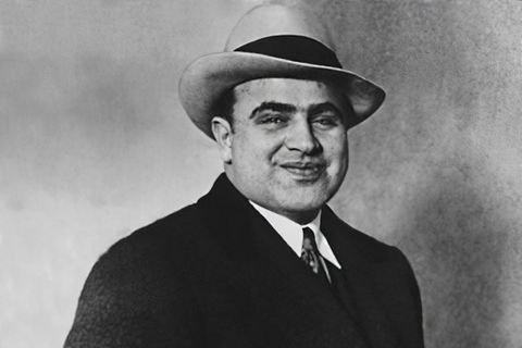Sein Stil bestimmt maßgeblich die Mode der Roaring Twenties mit. Jeder will so elegant und mächtig wirken wie Al Capone. Beinah schon sein Markenzeichen: Hut und ein Mantel-Zweireiher 