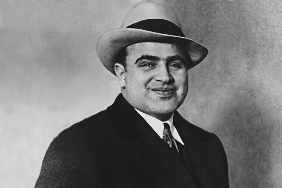 Sein Stil bestimmt maßgeblich die Mode der Roaring Twenties mit. Jeder will so elegant und mächtig wirken wie Al Capone. Beinah schon sein Markenzeichen: Hut und ein Mantel-Zweireiher 