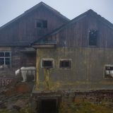 Er habe viele Anfragen zu seiner Eisbären-Serie bekommen, schreibt Dmitry Kokh. Der Fotograf betont, dass Eisbären wilde Tiere sind und extrem gefährlich sein können. Kokh warnt davor sich den Tieren zu nähern und betont: „Die Eisbären von der Insel Kolyuchin wurden weder gestört noch geschädigt.“