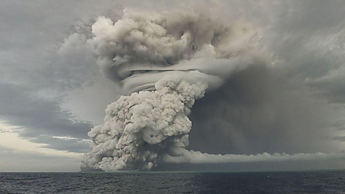 Aschewolke über dem Vulkan bei Tonga