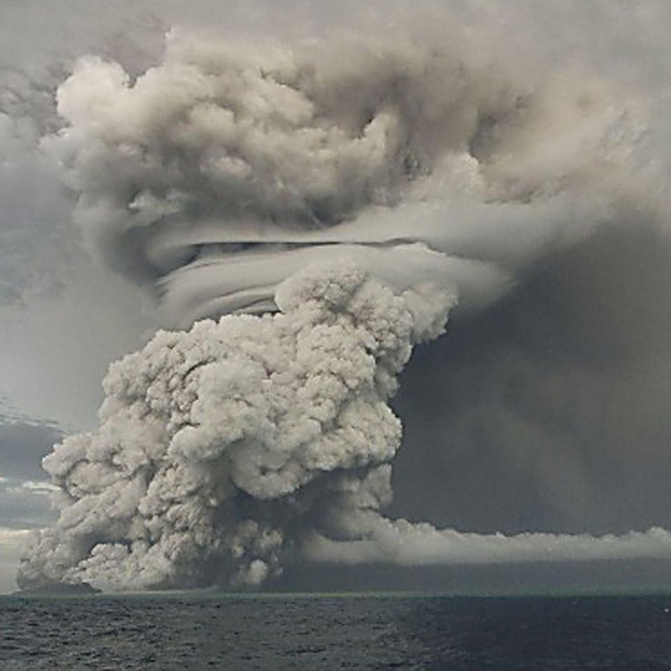 Aschewolke über dem Vulkan bei Tonga