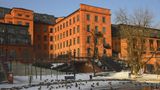 Backsteinbau in Lodz, Polen, im Winter bei Schnee