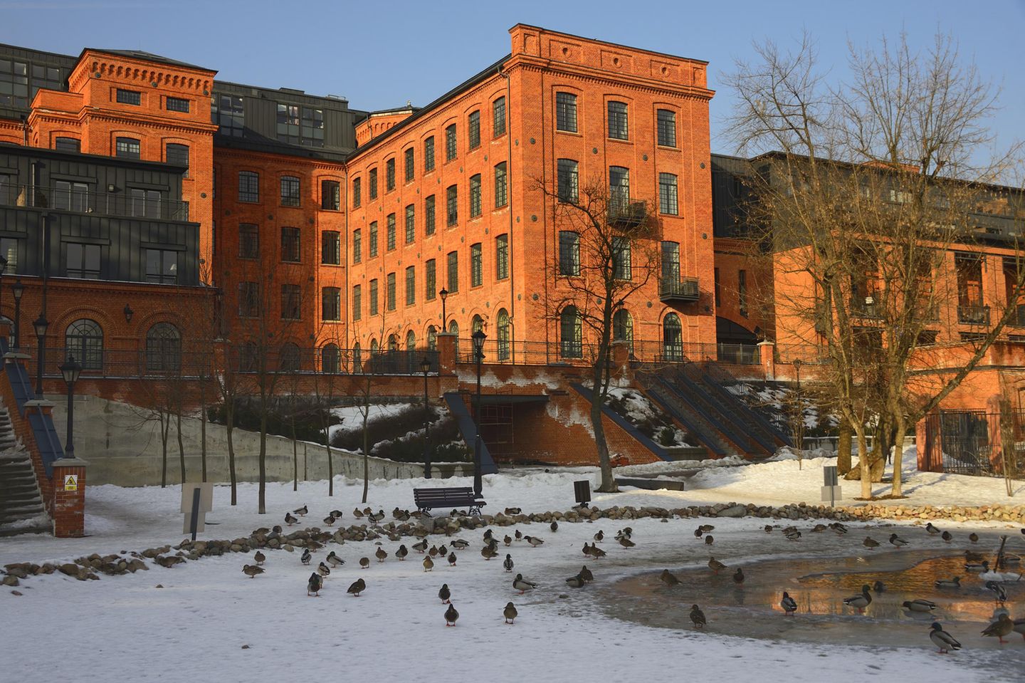 Backsteinbau in Lodz, Polen, im Winter bei Schnee