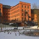 Backsteinbau in Lodz, Polen, im Winter bei Schnee