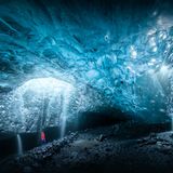 24.01.2022      "Die Sapphire Eishöhle im inneren des Vatnajökull Gletschers auf Island. Die Person links bin ich, Kamera wurde über Intervallaufnahme ausgelöst."      Kamera: Nikon D850, Tamron 15-30mm f2.8  Mehr Fotos von Konstantin Kraemer