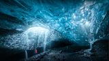 24.01.2022      "Die Sapphire Eishöhle im inneren des Vatnajökull Gletschers auf Island. Die Person links bin ich, Kamera wurde über Intervallaufnahme ausgelöst."      Kamera: Nikon D850, Tamron 15-30mm f2.8  Mehr Fotos von Konstantin Kraemer