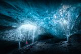 24.01.2022      "Die Sapphire Eishöhle im inneren des Vatnajökull Gletschers auf Island. Die Person links bin ich, Kamera wurde über Intervallaufnahme ausgelöst."      Kamera: Nikon D850, Tamron 15-30mm f2.8  Mehr Fotos von Konstantin Kraemer
