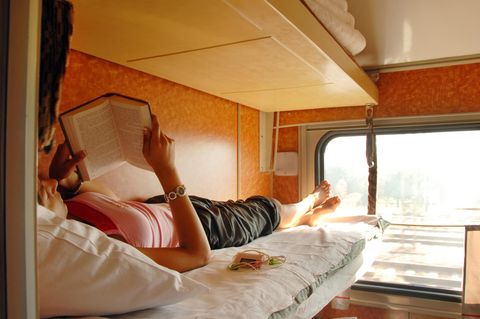 Frau liest im Schlafwagen ein Buch