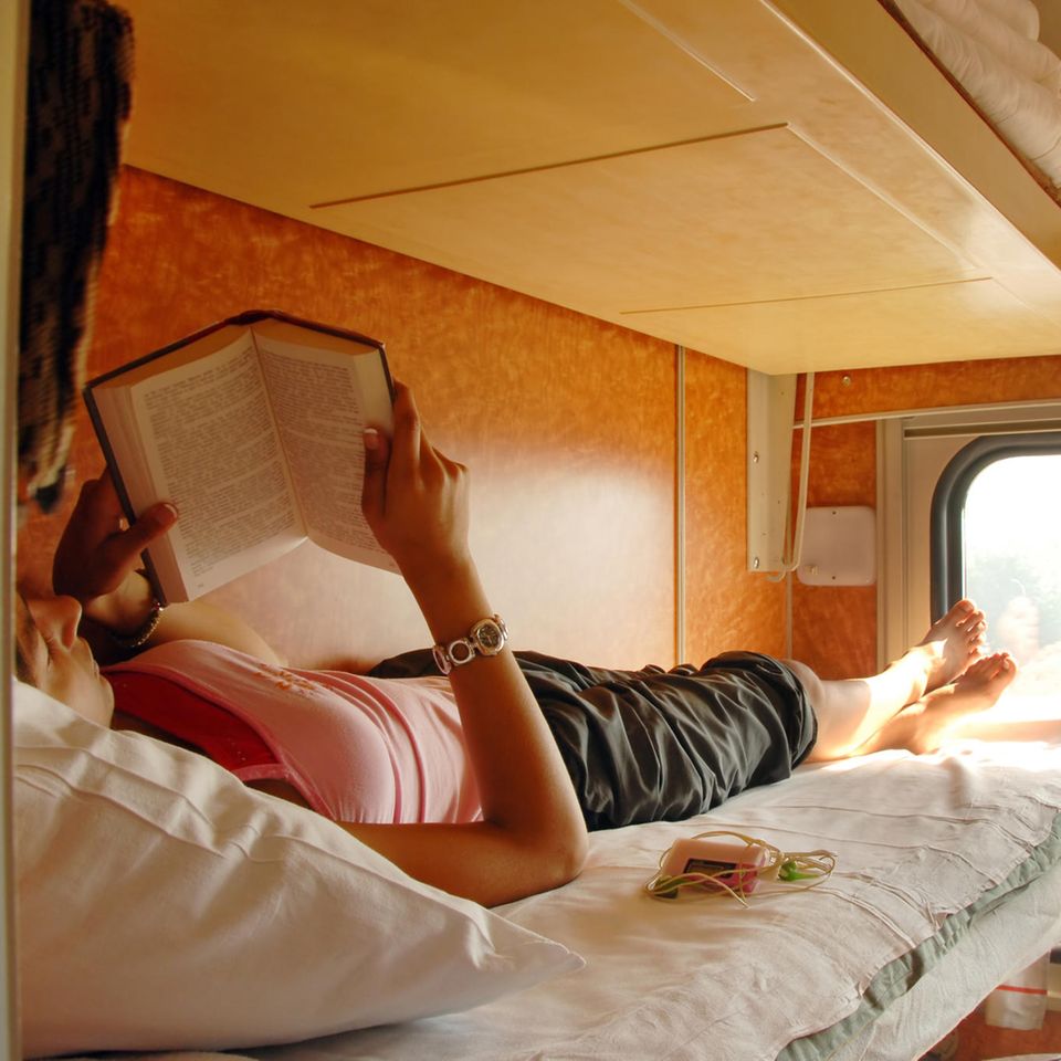 Frau liest im Schlafwagen ein Buch