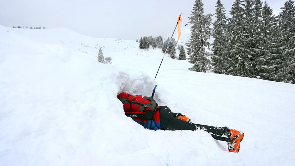 Lawinengefahr: Tief hinein in den Schneeberg geht es auf der Suche nach Lawinenopfern Tief hinein in den Schneeberg geht es auf der Suche nach Lawinenopfern