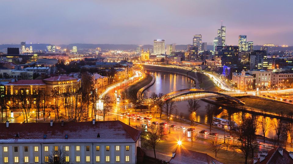 Die Skyline von Vilnius bei Nacht