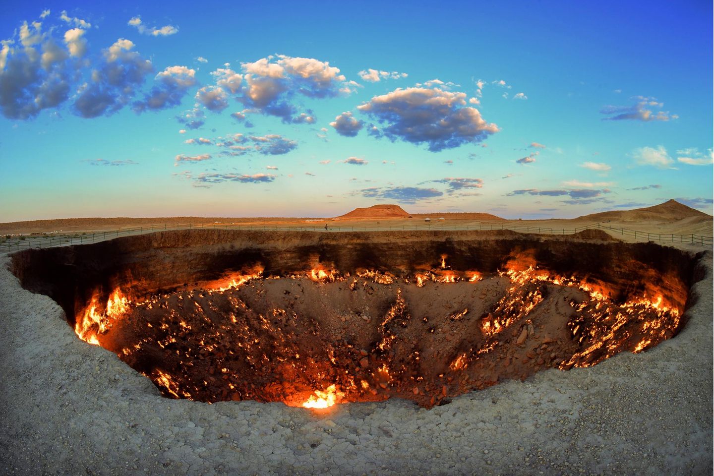 Der Krater von Derweze, auch unter dem Namen "Tor zu Hölle" bekannt, brennt seit Jahrzehnten aufgrund von austreten Methan