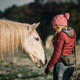 Reiter*in und Pferd finden in Schönermark immer auf der Weide zueinander