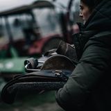 Vorbereitung für den Ausritt: Der Sattel muss aufs Pferd