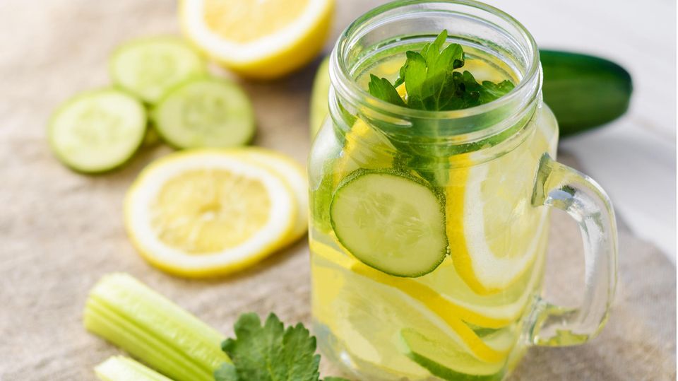 Kohlenhydrate, Zucker, Fett: Zitrone aktiviert Enzyme, die die Leber entgiften sollen Zitrone aktiviert Enzyme, die die Leber entgiften sollen