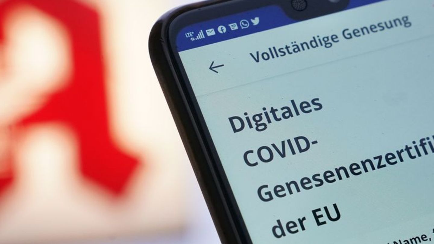 Digitales Genesenen-Zertifikat wird auf einem Smartphone vorgezeigt
