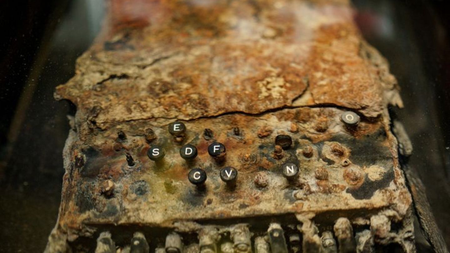 Restauration von „Enigma“-Chiffriermaschinen aus der Ostsee