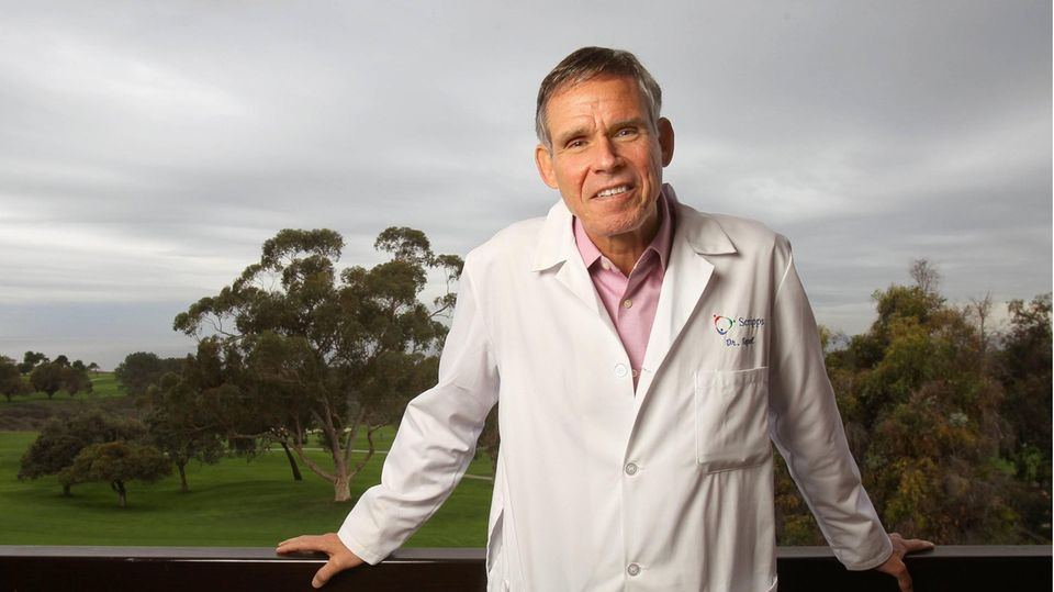 December 16, 2014 - San Diego, California, United States - Cardiologist Dr. Eric Topol, chief academic officer for the Scripps Health network, will speak at a U-T Talks event on Thursday at the Museum of Contemporary Art San Diego in La Jolla. Ì¢‰?Âå¢ U... Eric Topol befasst sich mit den Chancen von KI in der Medizin