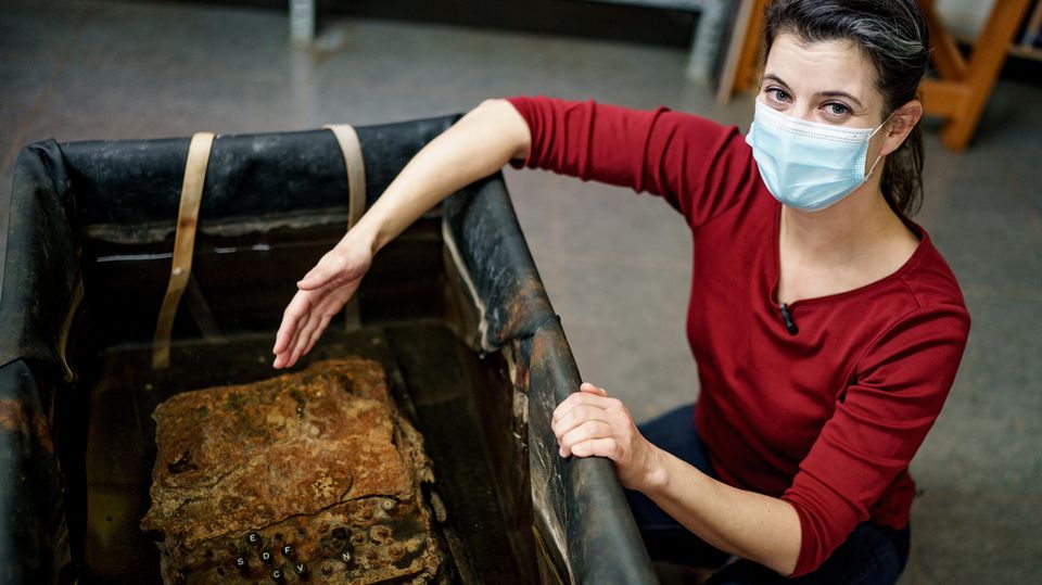 Corinna Mayer, Metallrestauratorin, mit einer Enigma im Wasserbad