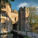 Tor zum Bishop Palace in Wells