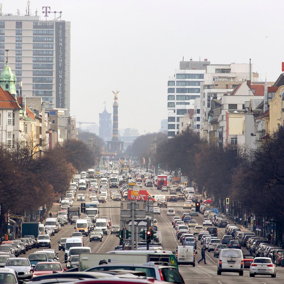 Straßenverkehr auf der Bismarckstraße mit Blick Richtung Siegessäule in Berlin