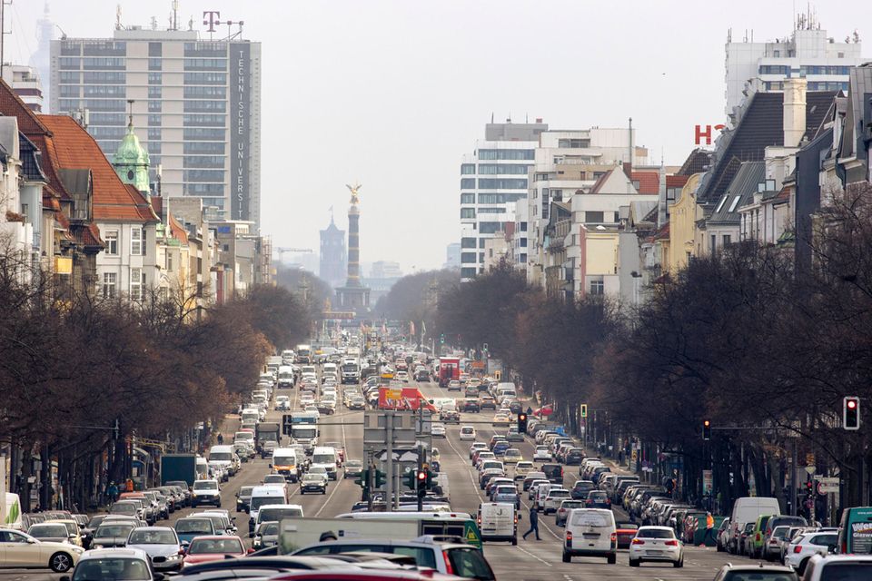 Straßenverkehr auf der Bismarckstraße mit Blick Richtung Siegessäule in Berlin